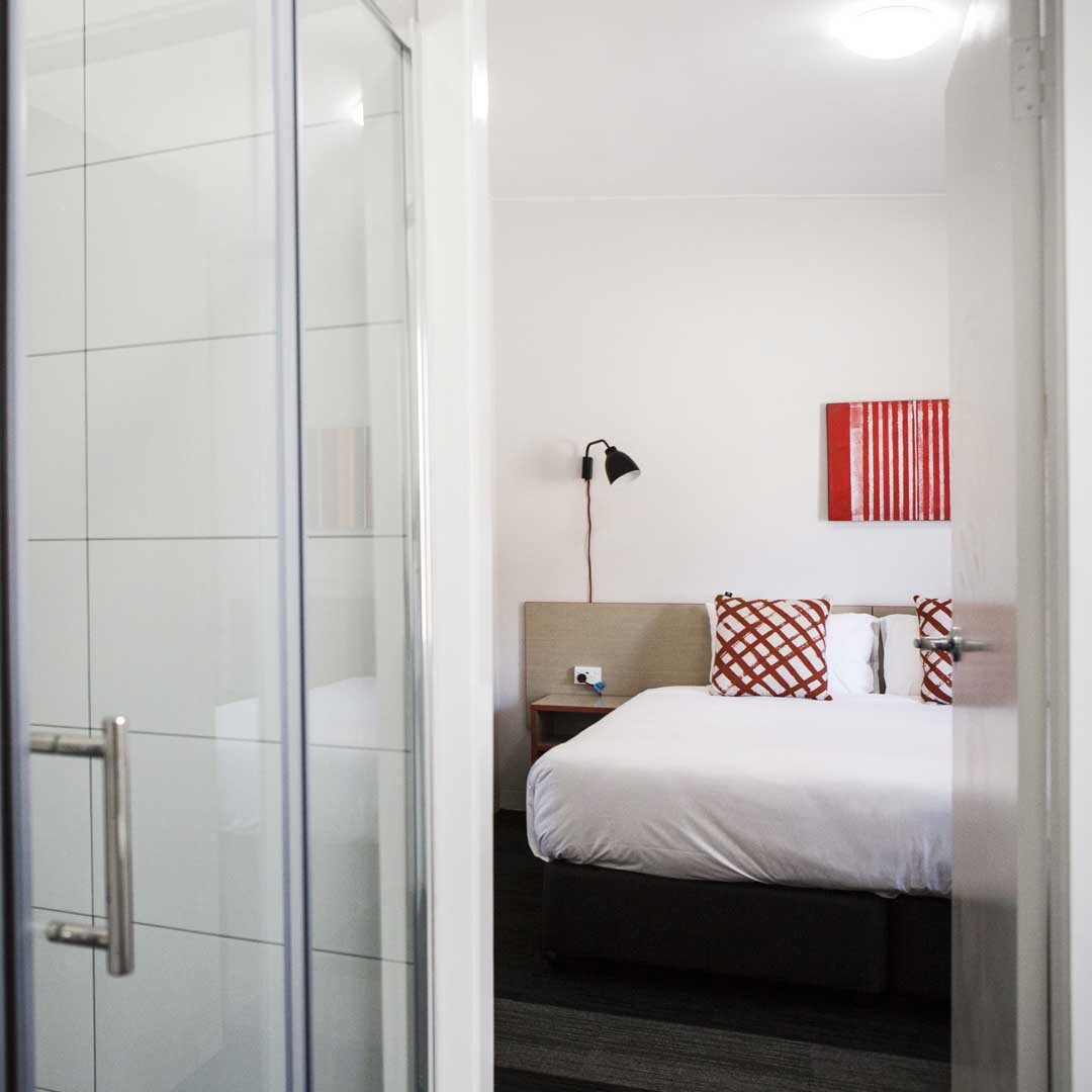 A renovated king studio room at Villawood Hotel
